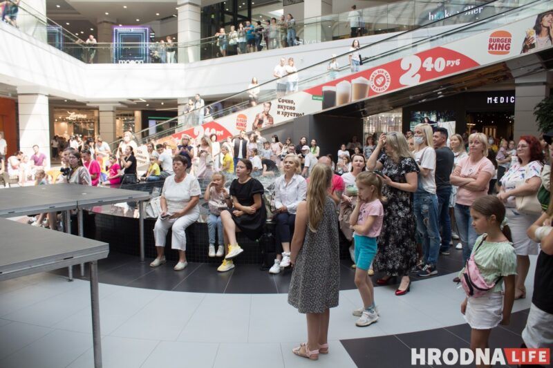 Для школы - деловой стиль, для дома - пижама. В Гродно показали модные луки для подростков к началу осеннего сезона