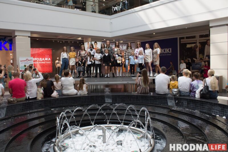 Для школы - деловой стиль, для дома - пижама. В Гродно показали модные луки для подростков к началу осеннего сезона