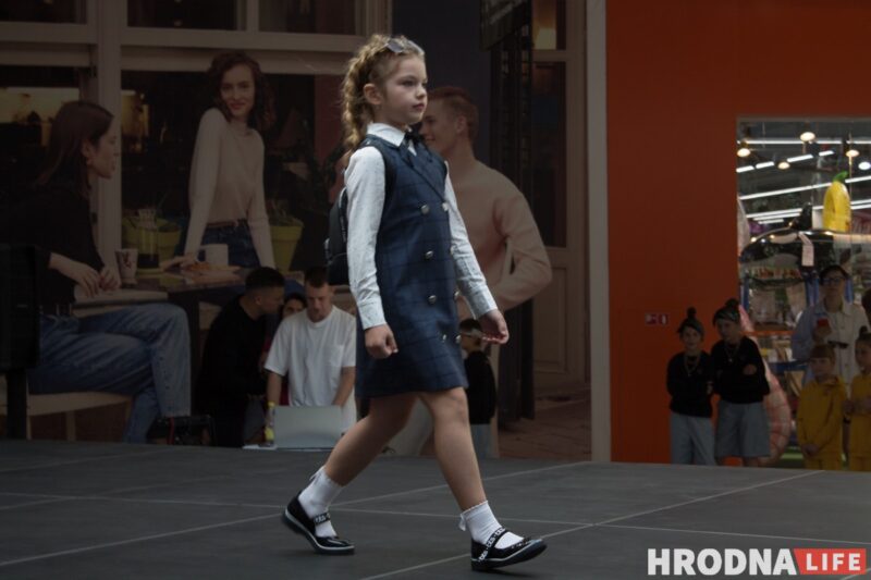 Для школы - деловой стиль, для дома - пижама. В Гродно показали модные луки для подростков к началу осеннего сезона