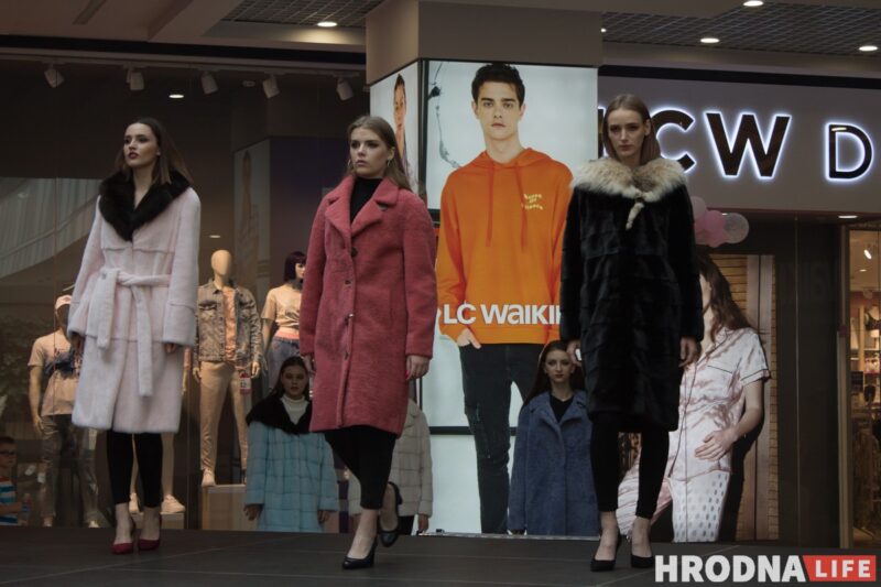 Для школы - деловой стиль, для дома - пижама. В Гродно показали модные луки для подростков к началу осеннего сезона