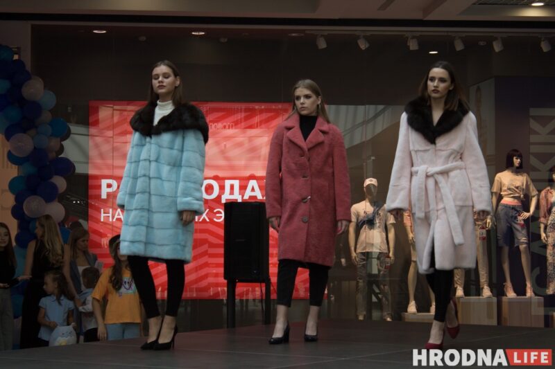 Для школы - деловой стиль, для дома - пижама. В Гродно показали модные луки для подростков к началу осеннего сезона