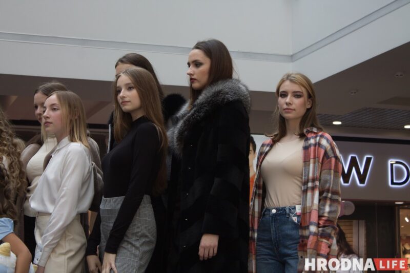 Для школы - деловой стиль, для дома - пижама. В Гродно показали модные луки для подростков к началу осеннего сезона