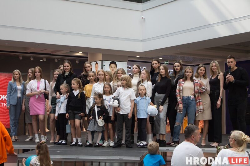 Для школы - деловой стиль, для дома - пижама. В Гродно показали модные луки для подростков к началу осеннего сезона