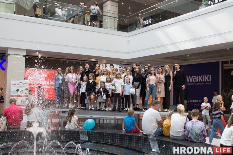 Для школы - деловой стиль, для дома - пижама. В Гродно показали модные луки для подростков к началу осеннего сезона