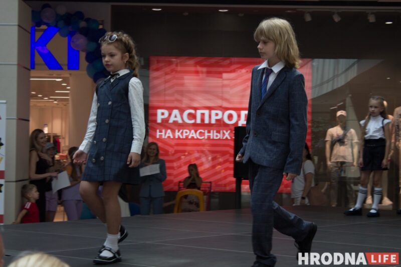Для школы - деловой стиль, для дома - пижама. В Гродно показали модные луки для подростков к началу осеннего сезона