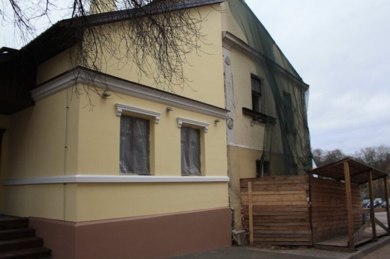 Часть снесут, появится четвертый этаж, но сохранят роспись. В Гродно на Большой Троицкой отреставрируют здание