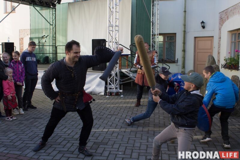 Повседневность средневековья и путь из варягов в греки. В Гродно прошел фестиваль с играми, танцами и поединками