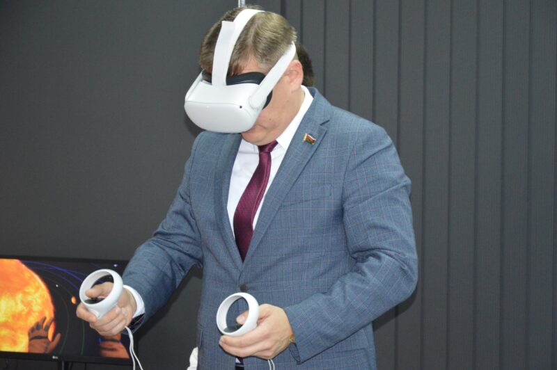 Прогуляться по Марсу и МКС можно в Гродно. В лицее №1 открылся класс астрономии с телескопом и VR-очками