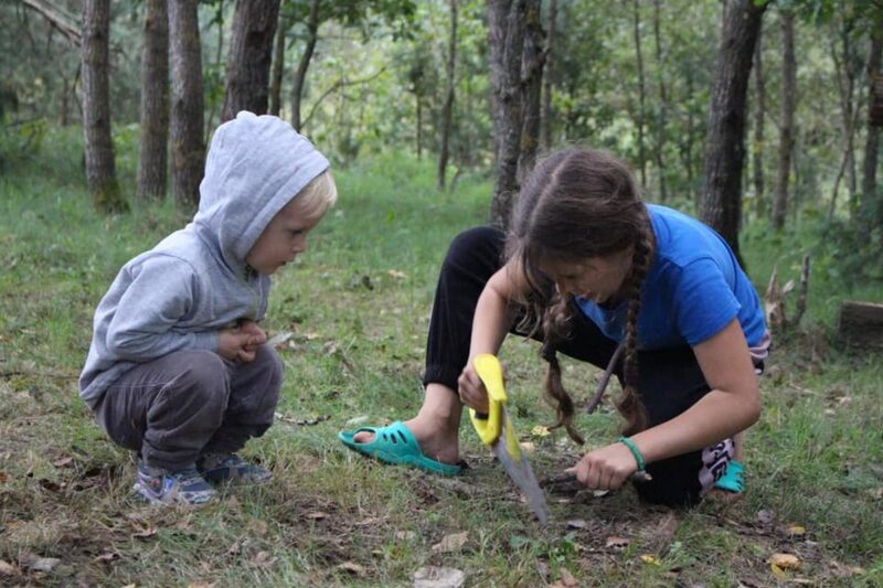 "Развівашкі адпачываюць". Адвялі дзяцей у лес, забралі мабільнікі і далі волю. Як гродзенскія інструктары выхоўваюць заваёўнікаў вяршыняў