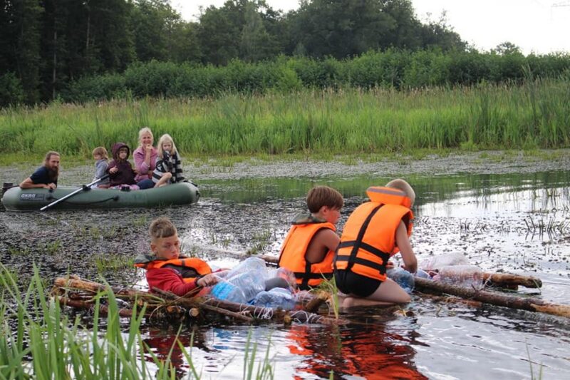 "Развівашкі адпачываюць". Адвялі дзяцей у лес, забралі мабільнікі і далі волю. Як гродзенскія інструктары выхоўваюць заваёўнікаў вяршыняў