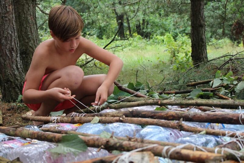 "Развівашкі адпачываюць". Адвялі дзяцей у лес, забралі мабільнікі і далі волю. Як гродзенскія інструктары выхоўваюць заваёўнікаў вяршыняў