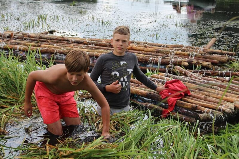 "Развівашкі адпачываюць". Адвялі дзяцей у лес, забралі мабільнікі і далі волю. Як гродзенскія інструктары выхоўваюць заваёўнікаў вяршыняў