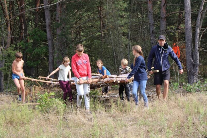 "Развівашкі адпачываюць". Адвялі дзяцей у лес, забралі мабільнікі і далі волю. Як гродзенскія інструктары выхоўваюць заваёўнікаў вяршыняў