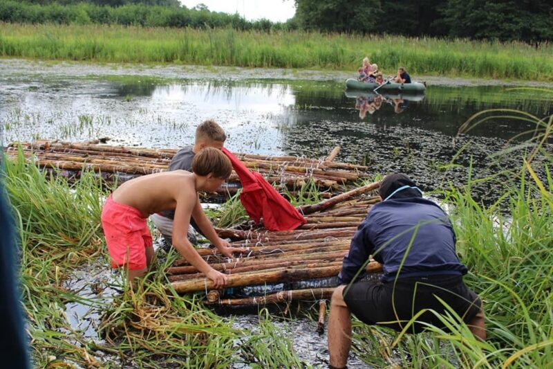 "Развівашкі адпачываюць". Адвялі дзяцей у лес, забралі мабільнікі і далі волю. Як гродзенскія інструктары выхоўваюць заваёўнікаў вяршыняў