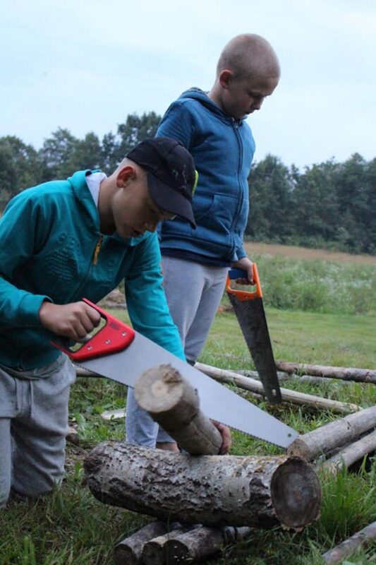 "Развівашкі адпачываюць". Адвялі дзяцей у лес, забралі мабільнікі і далі волю. Як гродзенскія інструктары выхоўваюць заваёўнікаў вяршыняў