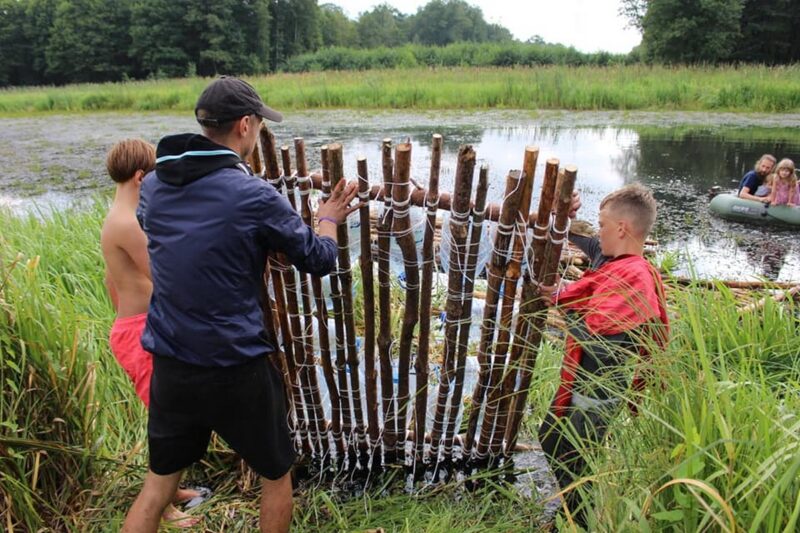 "Развівашкі адпачываюць". Адвялі дзяцей у лес, забралі мабільнікі і далі волю. Як гродзенскія інструктары выхоўваюць заваёўнікаў вяршыняў