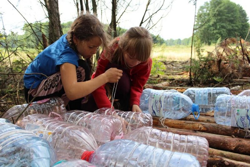 "Развівашкі адпачываюць". Адвялі дзяцей у лес, забралі мабільнікі і далі волю. Як гродзенскія інструктары выхоўваюць заваёўнікаў вяршыняў