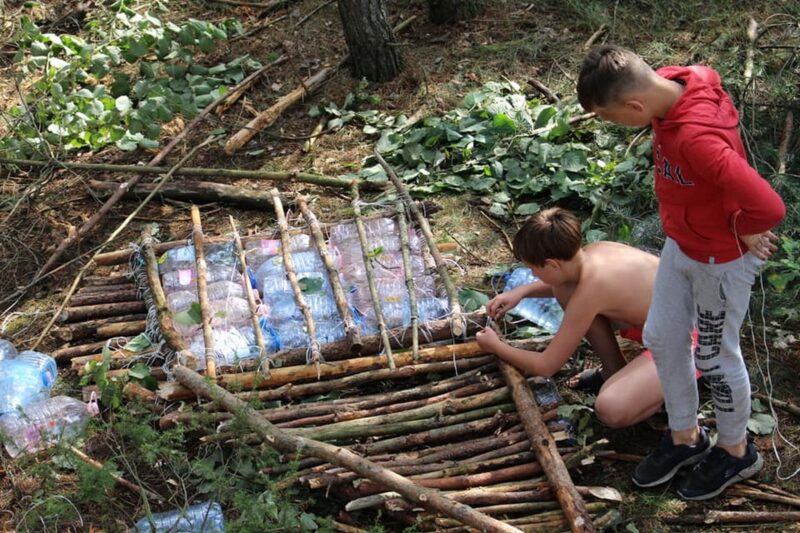 "Развівашкі адпачываюць". Адвялі дзяцей у лес, забралі мабільнікі і далі волю. Як гродзенскія інструктары выхоўваюць заваёўнікаў вяршыняў