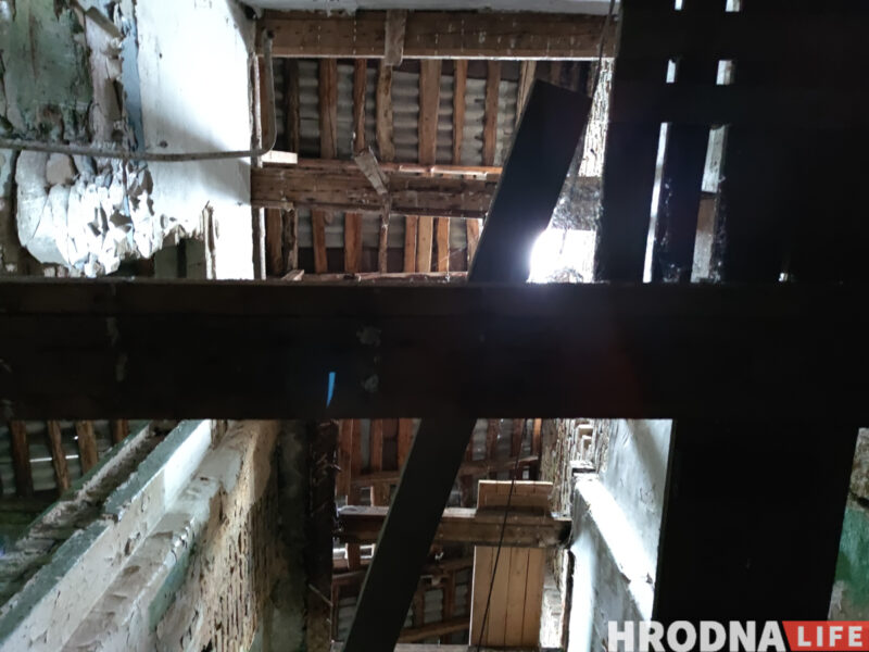 Часть снесут, появится четвертый этаж, но сохранят роспись. В Гродно на Большой Троицкой отреставрируют здание