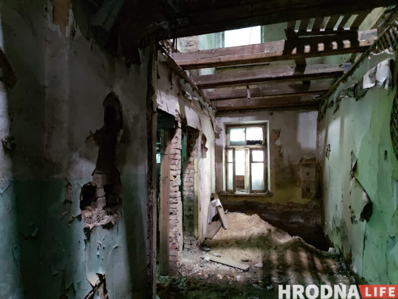 Часть снесут, появится четвертый этаж, но сохранят роспись. В Гродно на Большой Троицкой отреставрируют здание