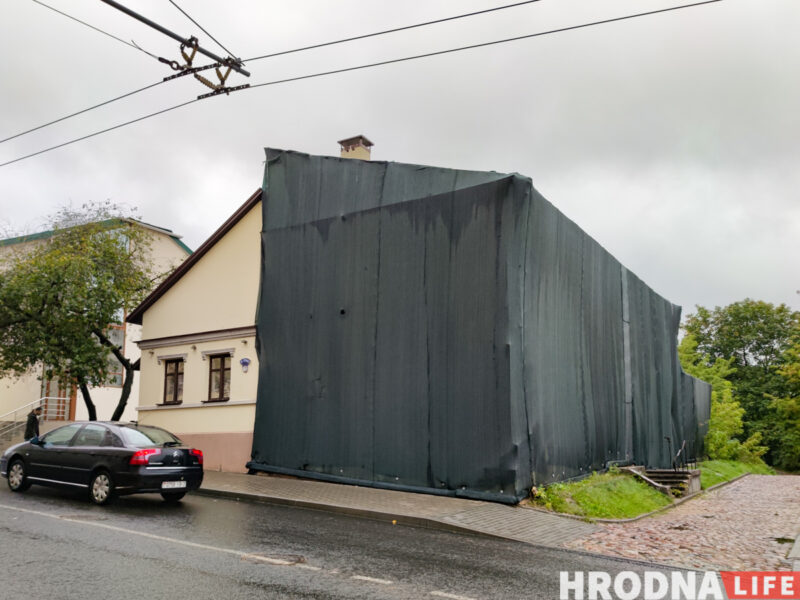 Часть снесут, появится четвертый этаж, но сохранят роспись. В Гродно на Большой Троицкой отреставрируют здание