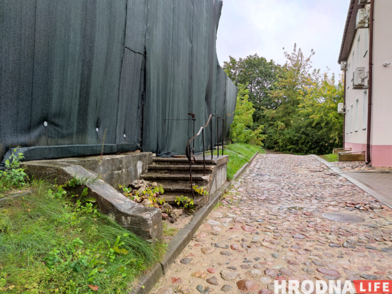 Часть снесут, появится четвертый этаж, но сохранят роспись. В Гродно на Большой Троицкой отреставрируют здание