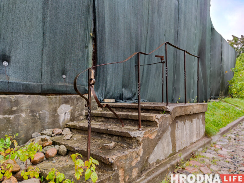 Часть снесут, появится четвертый этаж, но сохранят роспись. В Гродно на Большой Троицкой отреставрируют здание