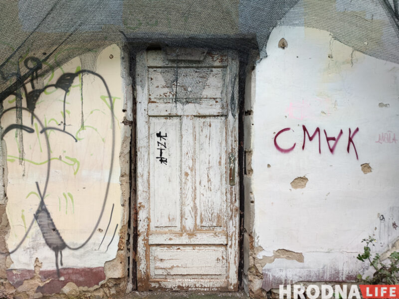 Часть снесут, появится четвертый этаж, но сохранят роспись. В Гродно на Большой Троицкой отреставрируют здание Часть снесут, появится четвертый этаж, но сохранят роспись. В Гродно на Большой Троицкой отреставрируют здание