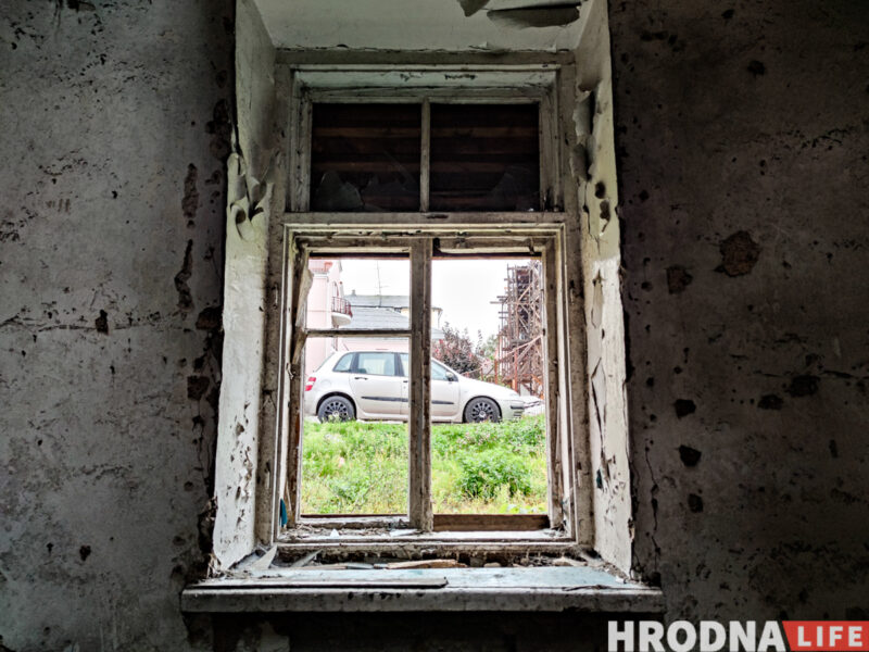 Часть снесут, появится четвертый этаж, но сохранят роспись. В Гродно на Большой Троицкой отреставрируют здание