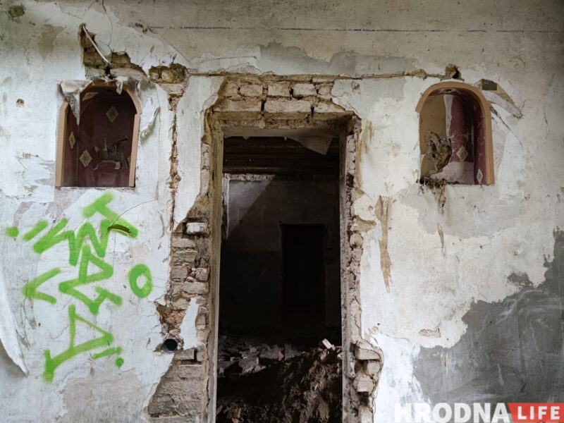 Часть снесут, появится четвертый этаж, но сохранят роспись. В Гродно на Большой Троицкой отреставрируют здание