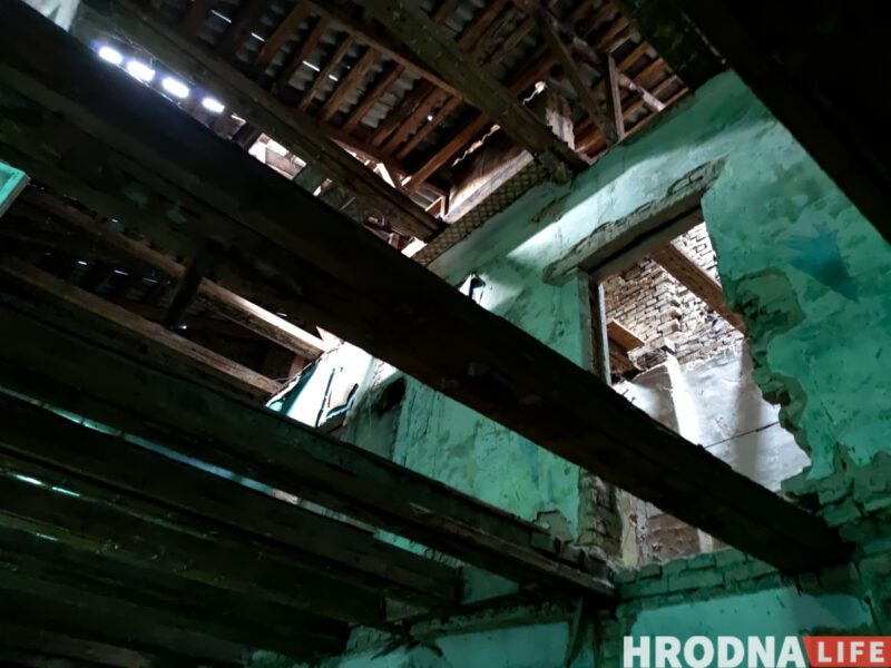 Часть снесут, появится четвертый этаж, но сохранят роспись. В Гродно на Большой Троицкой отреставрируют здание