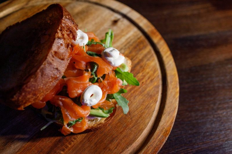 Темные тона, кирпичные стены и гранитные подоконники. В Гродно открылся новый бар в стиле LOFT