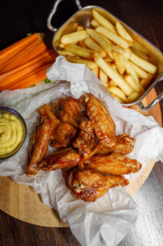 Темные тона, кирпичные стены и гранитные подоконники. В Гродно открылся новый бар в стиле LOFT