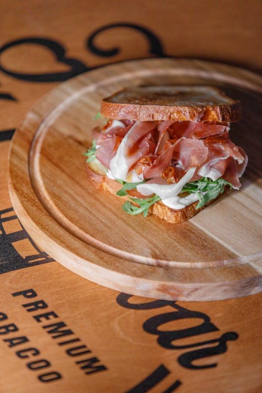 Темные тона, кирпичные стены и гранитные подоконники. В Гродно открылся новый бар в стиле LOFT