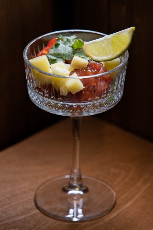 Темные тона, кирпичные стены и гранитные подоконники. В Гродно открылся новый бар в стиле LOFT