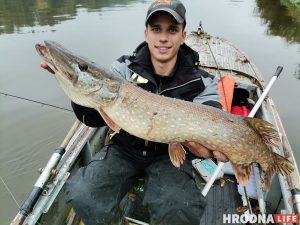 Евгений Бурбицкий с одним из рыбацких трофеев - щукой