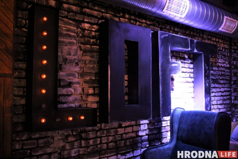 Темные тона, кирпичные стены и гранитные подоконники. В Гродно открылся новый бар в стиле LOFT