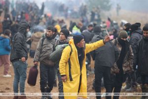 Ночью “только прилетел камень”, Литва вводит чрезвычайное положение, но “все законно”. Что известно о ситуации с мигрантами на границе Ночью “только прилетел камень”, Литва вводит чрезвычайное положение, но “все законно”. Что известно о ситуации с мигрантами на границе