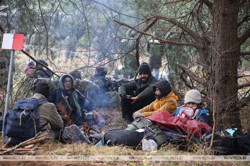 Ночью “только прилетел камень”, Литва вводит чрезвычайное положение, но “все законно”. Что известно о ситуации с мигрантами на границе