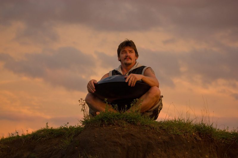 Уличный музыкант из Гродно уехал работать на Север. Теперь пилит лес Александр Зимин, уличный музыкант из Гродно. Осенью 2021 года уехал работать на лесопилку в Архангельскую область. Фото из личного архива