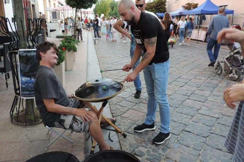 Уличный музыкант из Гродно уехал работать на Север. Теперь пилит лес