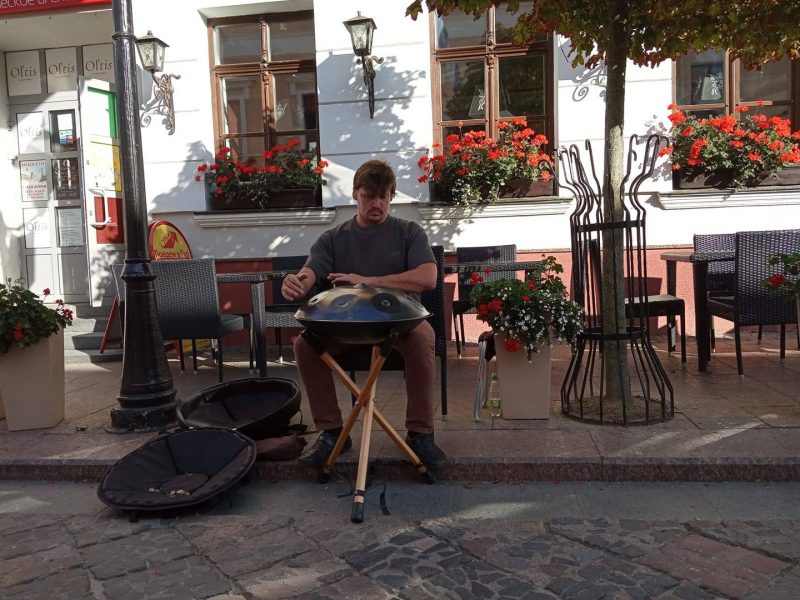 Уличный музыкант из Гродно уехал работать на Север. Теперь пилит лес