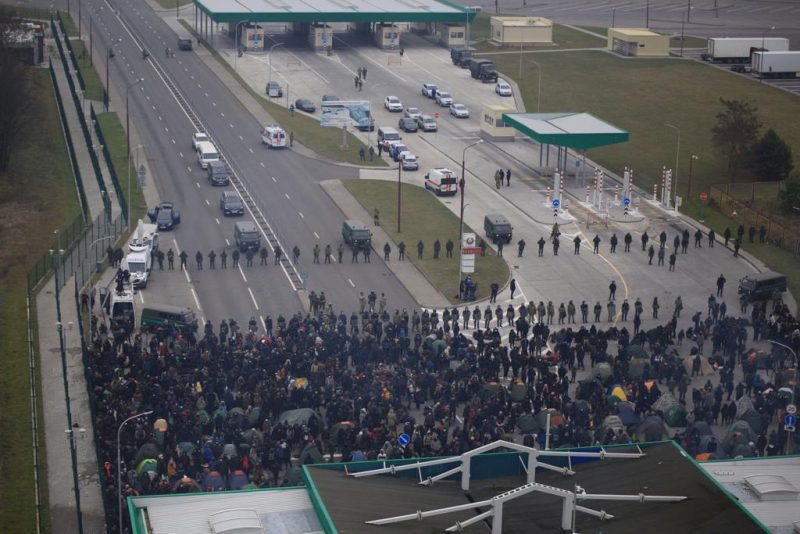Штурм границы: мигранты разобрали плитку, польские силовики ответили водометом, полицейскому проломили череп
