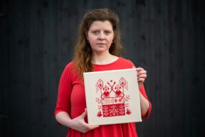 Художница из Гродно вошла в шортлист европейской премии: на ее работах расшиты автозаки, милиционеры и протестующие