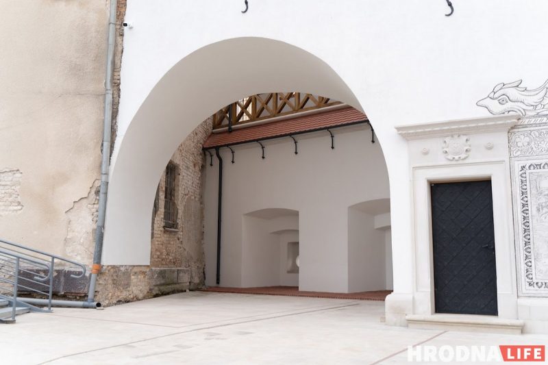 Неприступный Старый замок: Аня в инвалидной коляске попала только в один зал, Лера с ДЦП боялась спускаться по лестнице без перил