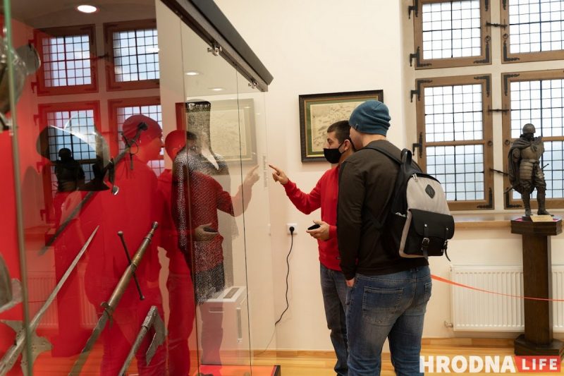 Неприступный Старый замок: Аня в инвалидной коляске попала только в один зал, Лера с ДЦП боялась спускаться по лестнице без перил