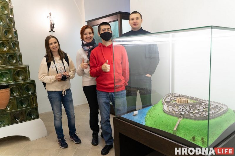 Неприступный Старый замок: Аня в инвалидной коляске попала только в один зал, Лера с ДЦП боялась спускаться по лестнице без перил