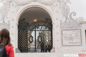 Неприступный Старый замок: Аня в инвалидной коляске попала только в один зал, Лера с ДЦП боялась спускаться по лестнице без перил Вход в Старый замок