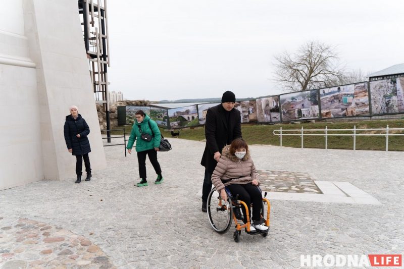 Неприступный Старый замок: Аня в инвалидной коляске попала только в один зал, Лера с ДЦП боялась спускаться по лестнице без перил