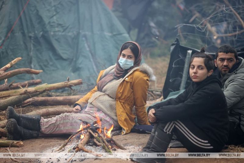 Некоторые пришли пешком, визы просрочены, понимают, что их используют. Что рассказали мигранты из лагеря под Гродно